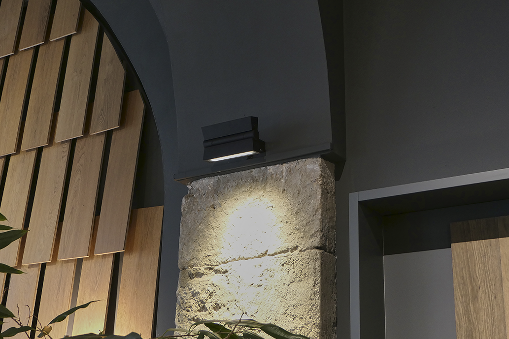Between, luce radente downlight su colonne in pietra