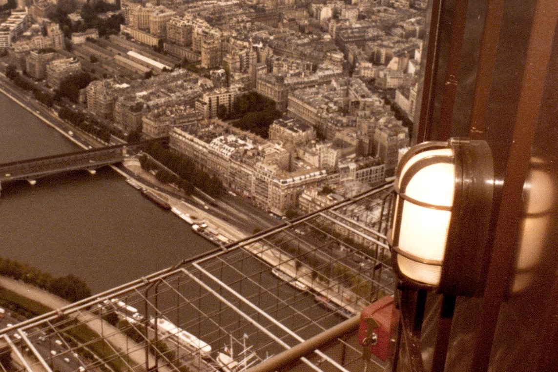 Installazione delle plafoniere con gabbia Simes sulla Tour Eiffel di Parigi