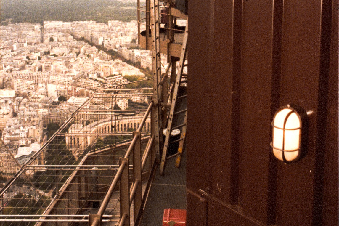 Installazione delle plafoniere con gabbia Simes sulla Tour Eiffel di Parigi